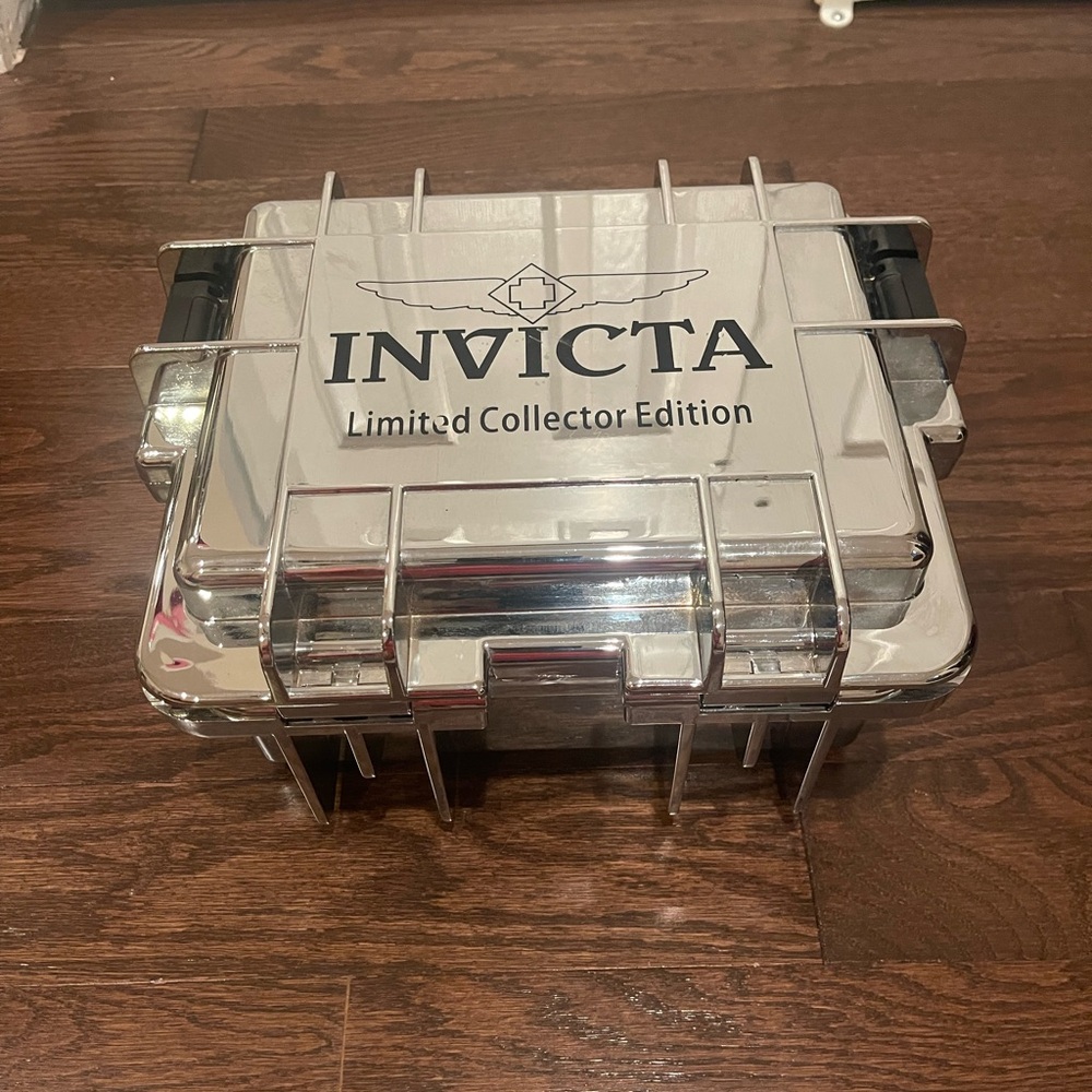 Invicta Limited Collectors Edition 3 Slot Watch Chrome / Silver Impact Case